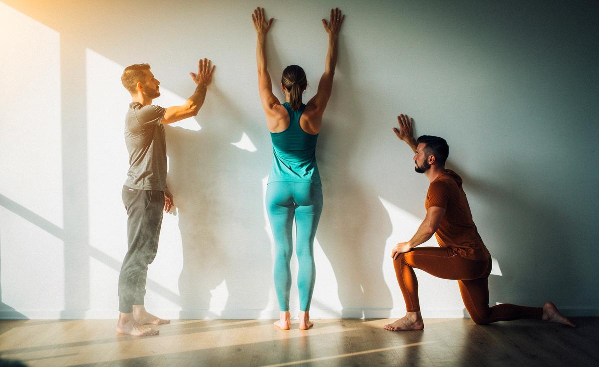 Diese 3 einfachen Dehnübungen an der Wand verbessern laut Physiotherapeuten die Haltung sichtbar