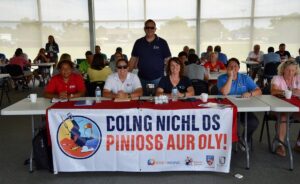 Illustration von einem Elektriker, der eine Steckdosenleiste mit Schalter an einer TV-Anlage abschaltet, um den Standby-Verbrauch zu halbieren