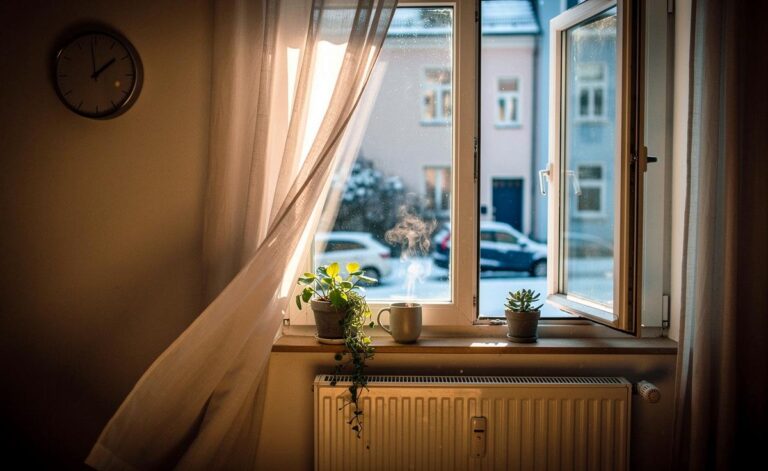 Illustration von einem weit geöffneten Fenster an einem Wintermorgen, 7-Minuten-Stoßlüften als effektivere Alternative zur dauerhaften Kippstellung