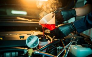 Illustration von halbjährlicher Kühlerreinigung am Fahrzeugkühler zur Steigerung von Leistung und Lebensdauer